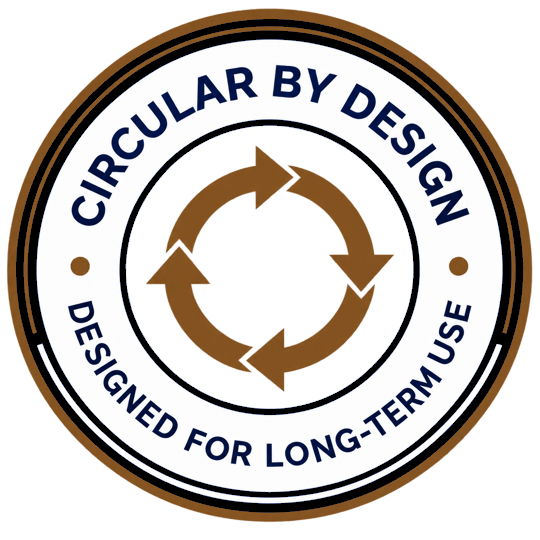 Circular by Design keurmerk - Designed for Long-Term Use badge met circulaire pijlen symbool in goud op donkere achtergrond